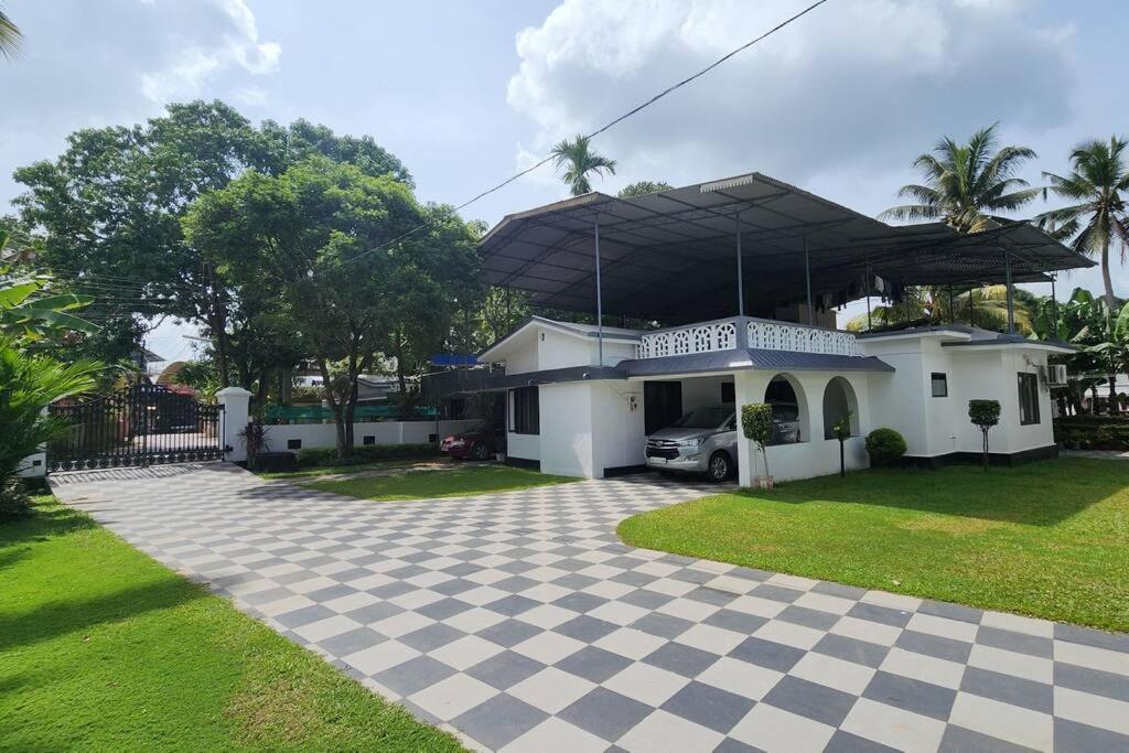 Garden Park Villa Tiruvalla Exteriör bild
